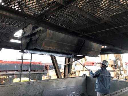 Collecting adhered cargo on the receiving hopper