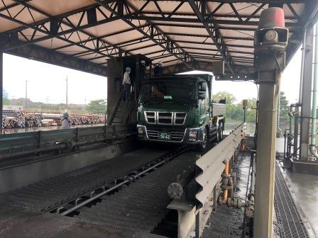 Weighing cargo by truck scale